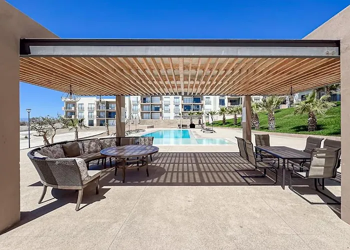 Bright And Modern W/ Balcony, Shared Pool, A/c, Minutes To & Town *