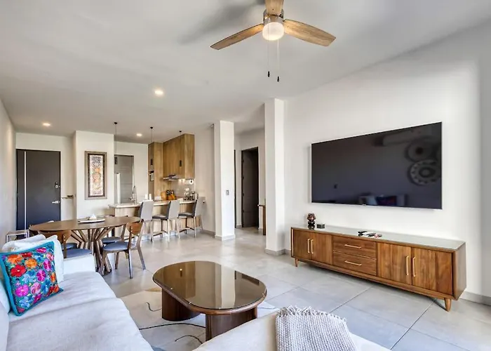 Bright And Modern W/ Balcony, Shared Pool, A/c, Minutes To & Town Ferienhaus
