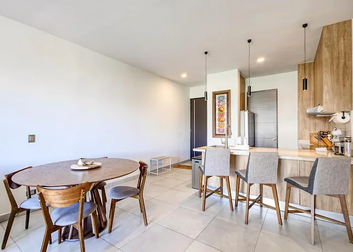 Ferienhaus Bright And Modern W/ Balcony, Shared Pool, A/c, Minutes To & Town *