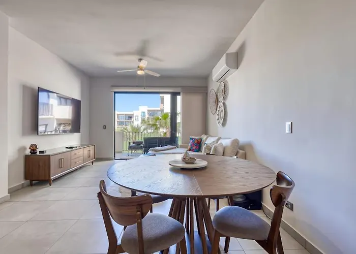 Bright And Modern W/ Balcony, Shared Pool, A/c, Minutes To & Town
