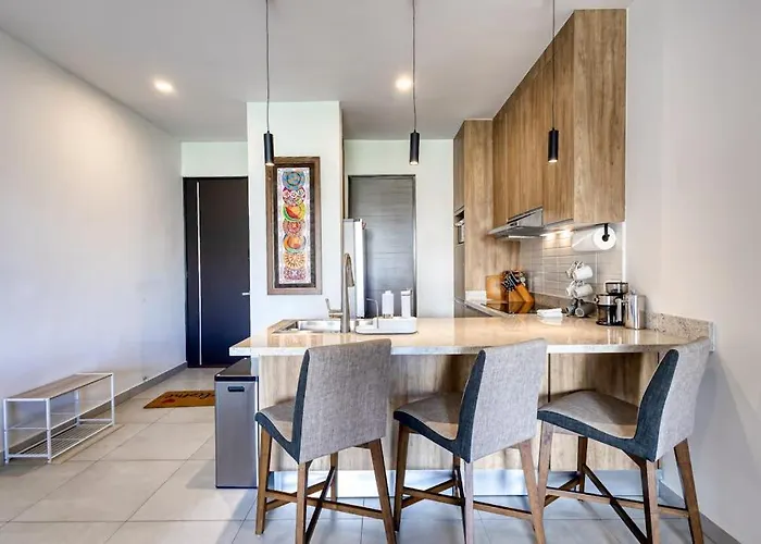 Ferienhaus Bright And Modern W/ Balcony, Shared Pool, A/c, Minutes To & Town