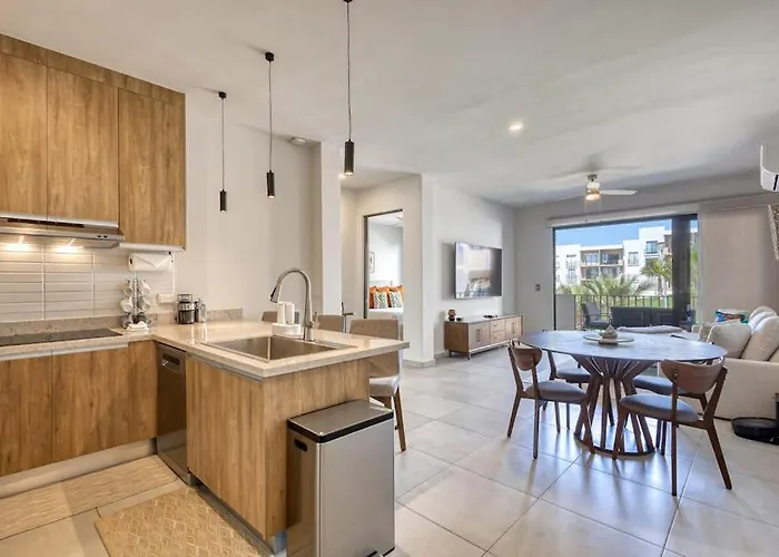 Bright And Modern W/ Balcony, Shared Pool, A/c, Minutes To & Town