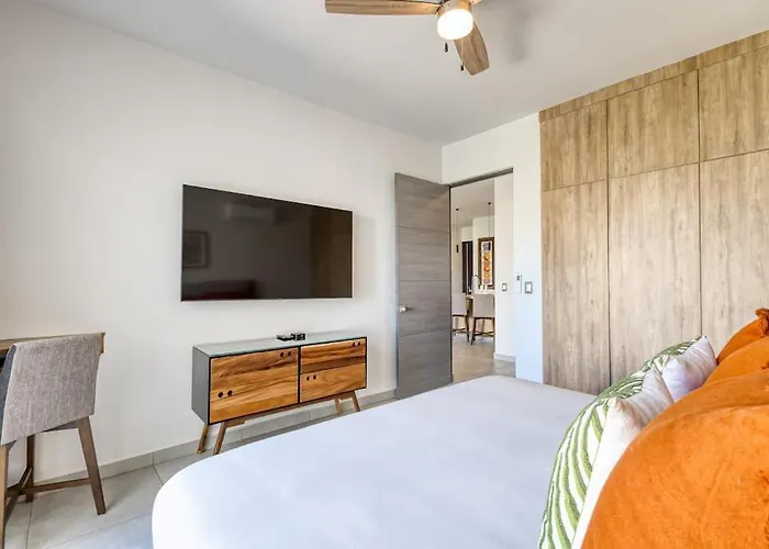 Bright And Modern W/ Balcony, Shared Pool, A/c, Minutes To & Town
