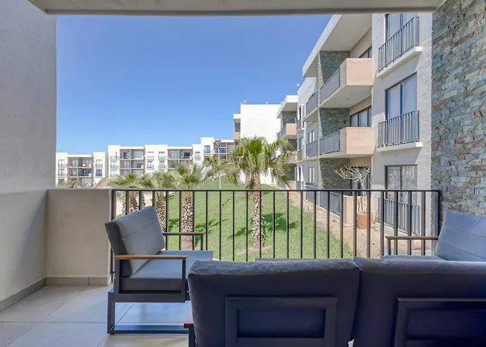 Bright And Modern W/ Balcony, Shared Pool, A/c, Minutes To & Town *