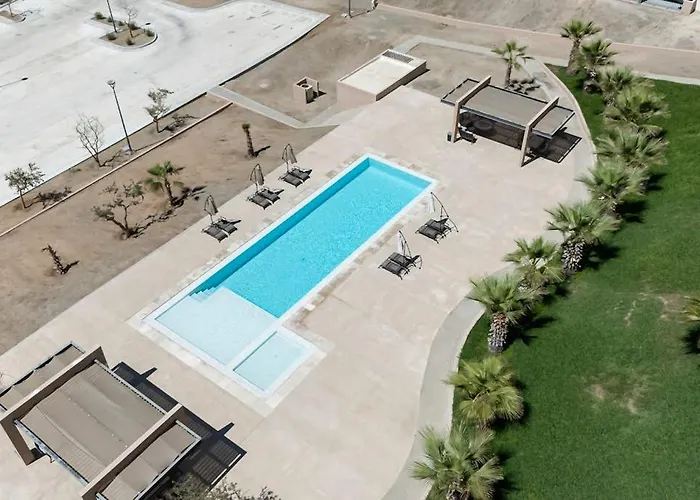 Bright And Modern W/ Balcony, Shared Pool, A/c, Minutes To & Town Ferienhaus