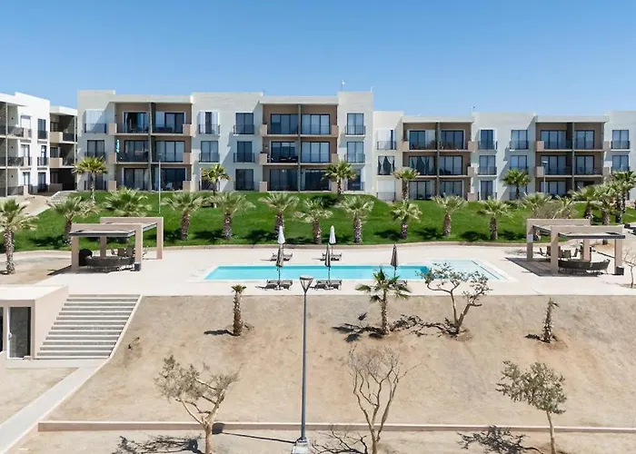 Bright And Modern W/ Balcony, Shared Pool, A/c, Minutes To & Town Ferienhaus