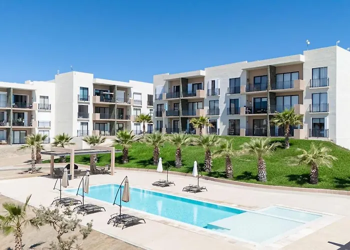 Ferienhaus Bright And Modern W/ Balcony, Shared Pool, A/c, Minutes To & Town *